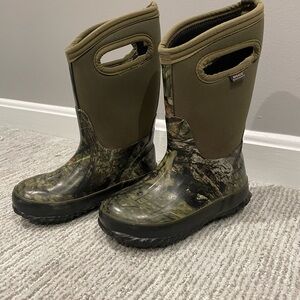Youth Camo Bogs Boots - Mossy Oak Camo & Olive Green